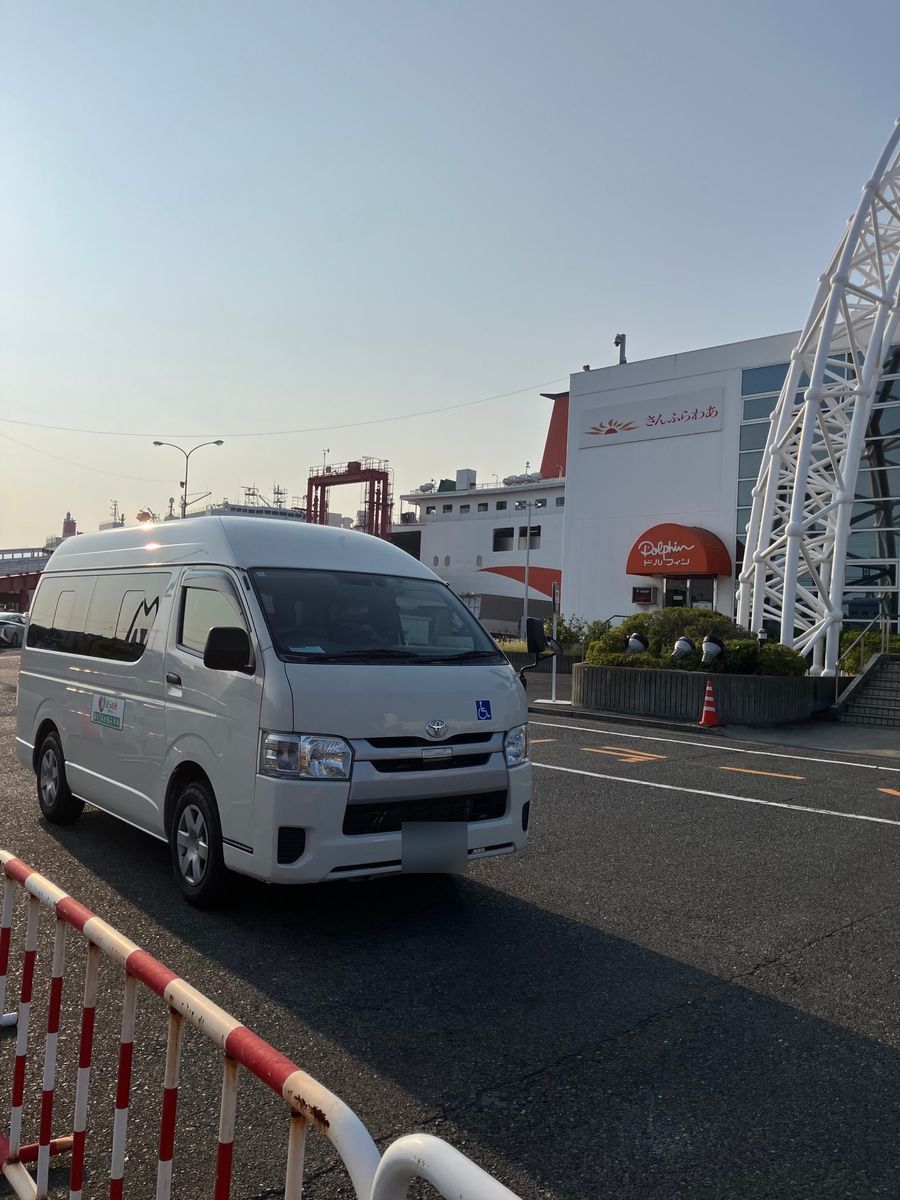 神戸港のフェリーターミナルに到着したきらめきケアタクシーの車両