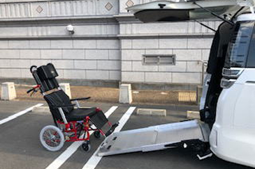 リクライニング車いす